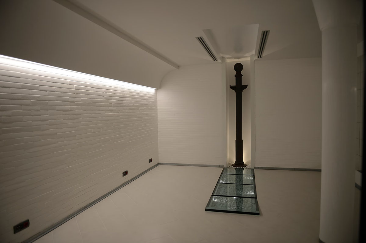 Ristrutturazione attivita commerciale parete illuminata