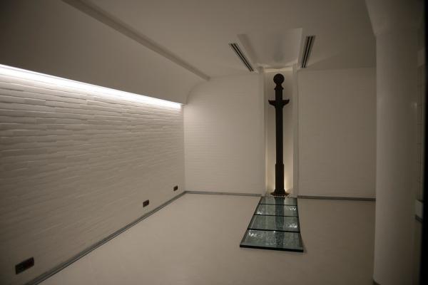 Ristrutturazione attivita commerciale parete illuminata
