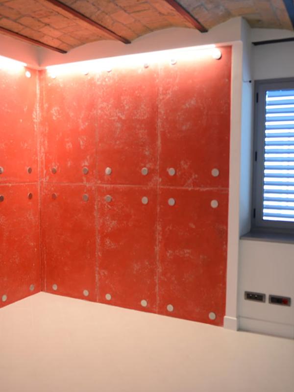 Ristrutturazione attivita commerciale parete illuminata